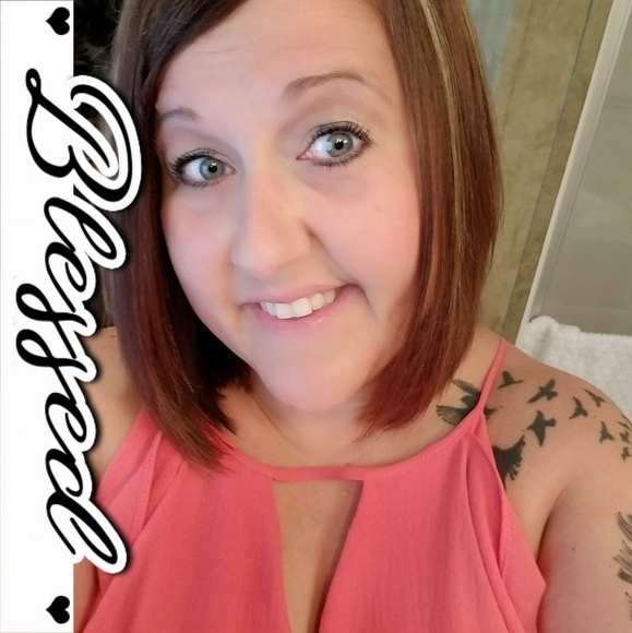 Poshmark profile picture for @curvaceous